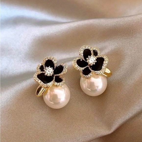 Elegant Gold and Black Floral Pearl Earrings in a Black Jewelry Box - Picture 8 of 10